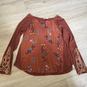 Boutique long sleeve top with lace detail on sleeves.